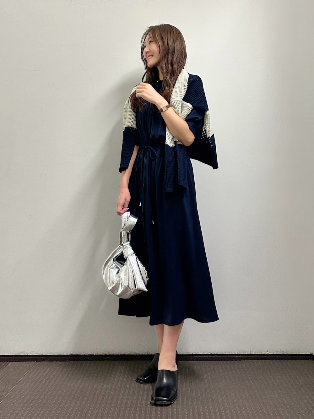 「春夏コーデ、きれいめカジュアル、休日スタイル、お出かけコーデ、オフィスカジュアル、ラクチンコーデ、レイヤードスタイル、ワントーンコーデ、ワンピース、ミュール、ショルダーバッグ、低身長、イエベ、ネイビー、大人カジュアル」｜「VISの【WEB限定】【洗える】ウエストギャザー半袖ワンピース（ワンピース、ブルー系）」を使った、makiさん（骨格ウェーブ・レディース・155cm）の春コーディネートの1枚目の写真