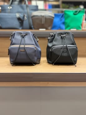 「TAKEO KIKUCHI（タケオキクチ）の2WAYドローストリングショルダー（ショルダーバッグ、ブラック系）」を使った、mika03hさん（レディース）の夏コーディネート