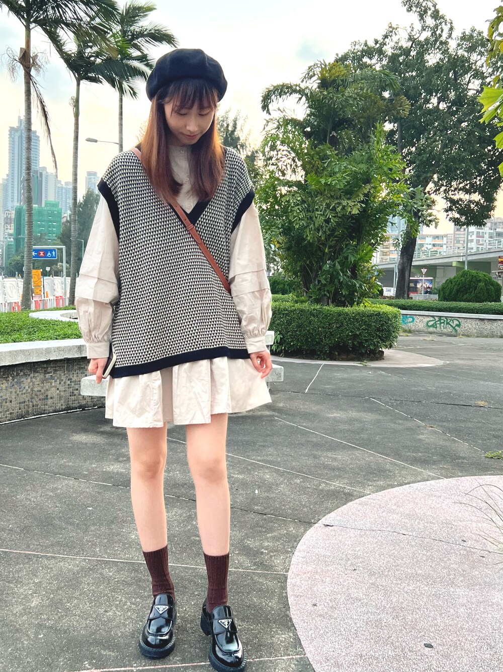 深Vネックベスト 275107を使った人気ファッション