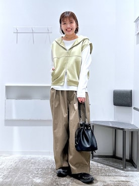 「LAKOLE（ラコレ）のアソートロゴプリント長袖2 / 637523（Tシャツ/カットソー、ホワイト系）」を使った、まなみさん（レディース・165cm）の春コーディネート