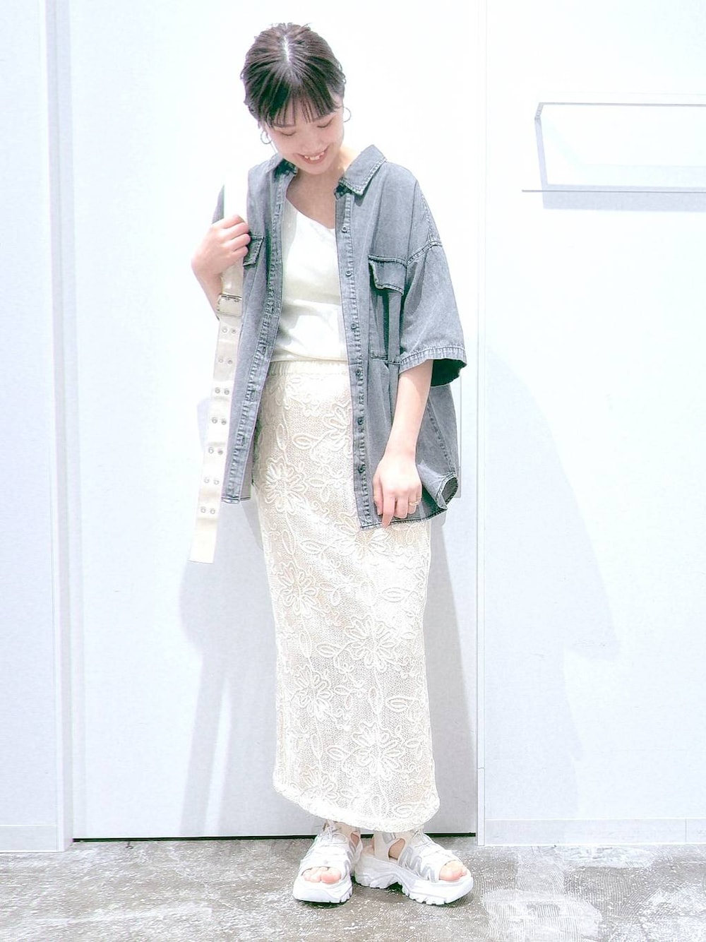 「LAKOLE、着痩せ・細見え、若見え、カジュアル、ママコーデ、高身長」｜「LAKOLEのツイストフープイヤリング2 / 114406（イヤリング、その他）」を使った、まなみさん（レディース・165cm）の春コーディネートの1枚目の写真