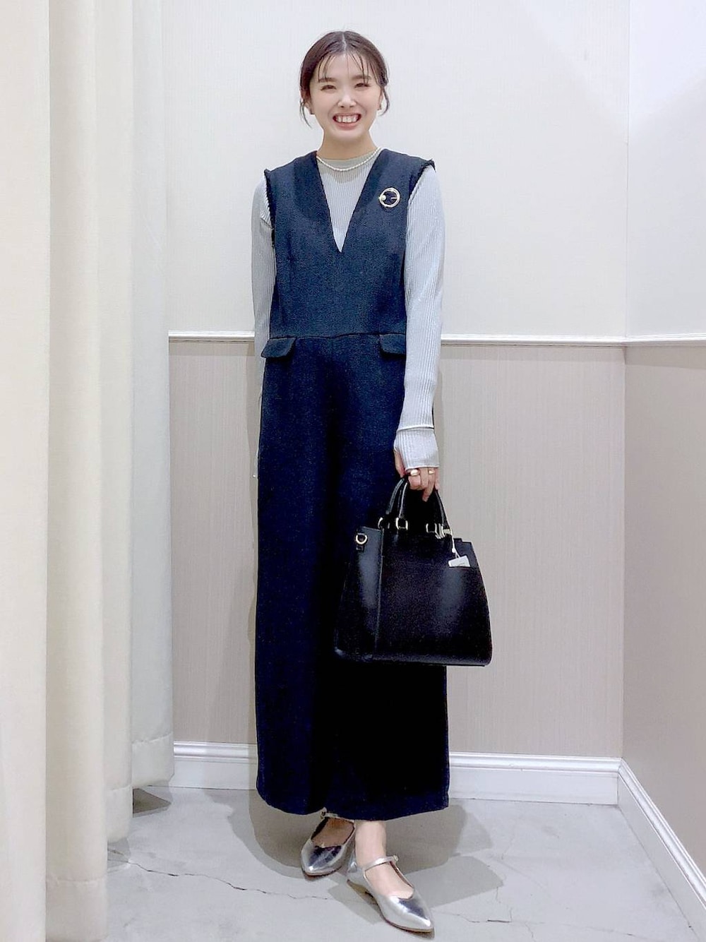 グレー系のTシャツ/カットソー、ブラック系のショルダーバッグ、ブラック系のサロペット/オーバーオールを着用したレディースの冬コーディネートの1枚目の写真