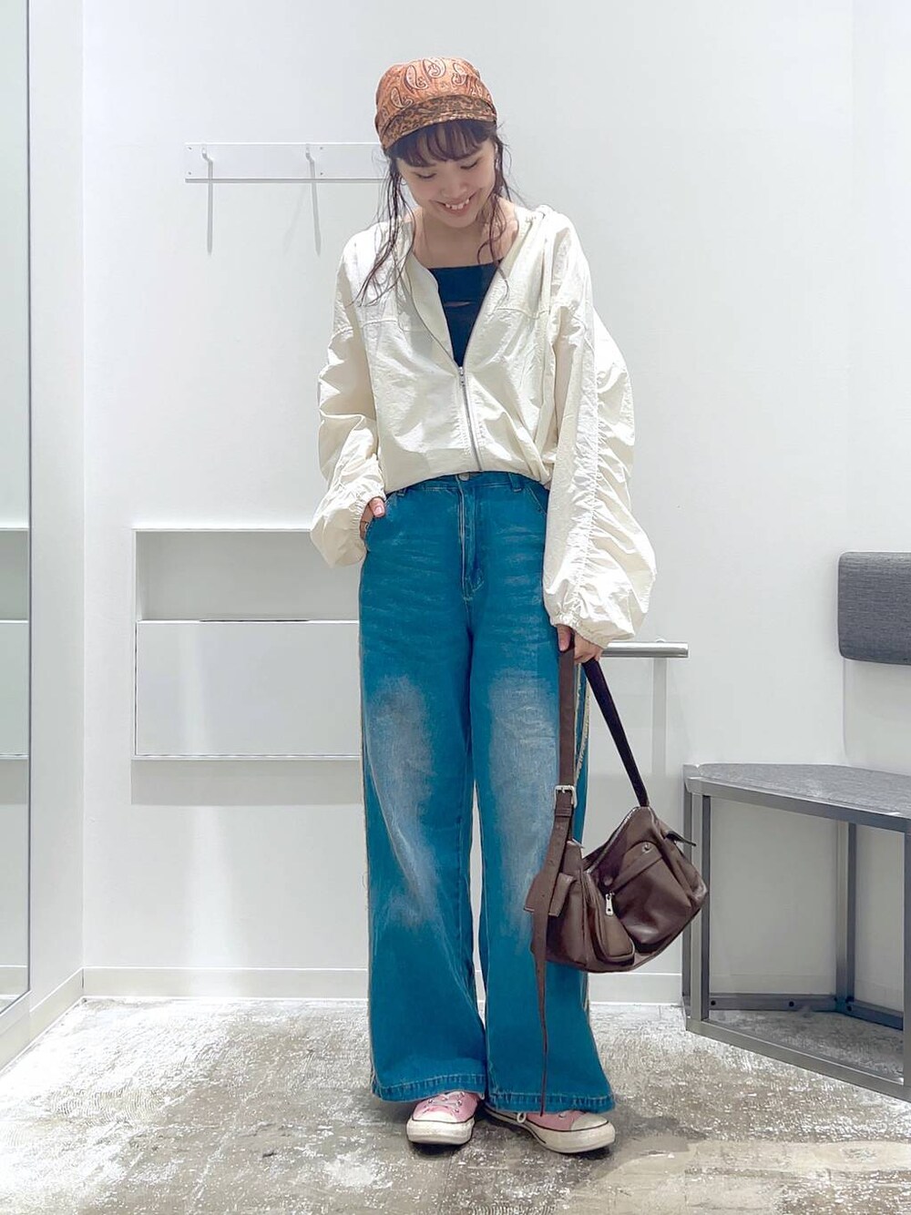 「LAKOLE、着痩せ・細見え、若見え、カジュアル、ママコーデ、高身長」｜「LAKOLEのポケットワンショルダーバッグ / 152916（ショルダーバッグ、ブラウン系）」を使った、まなみさん（レディース・165cm）の春コーディネートの1枚目の写真