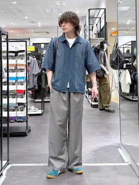 「LAKOLE（ラコレ）のコレラクバギーパンツ / 583345（その他パンツ、グレー系）」を使った、まとまとさん（メンズ・175cm）の春コーディネート