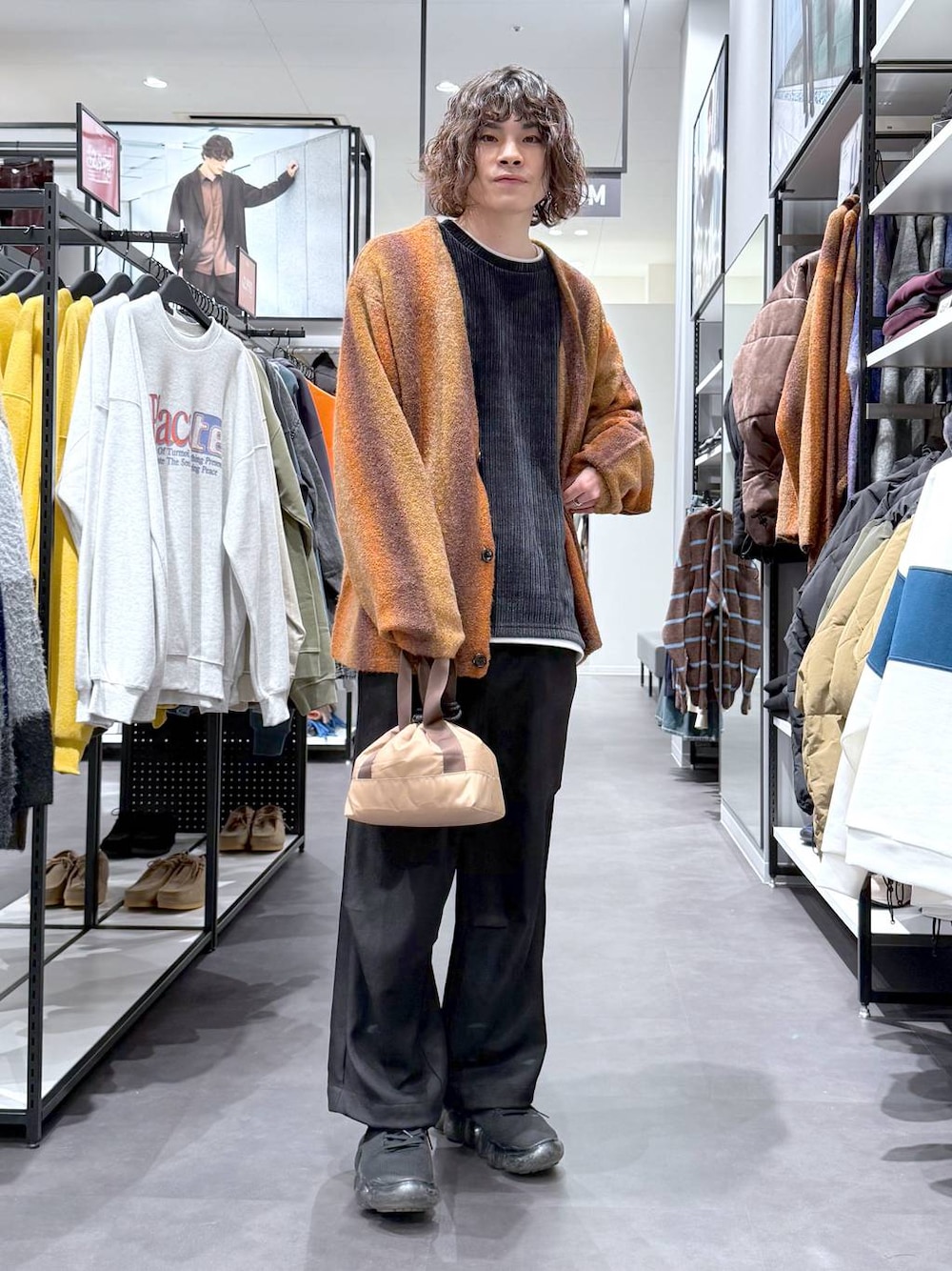 ブラウン系のカーディガン/ボレロ、ブラック系のその他パンツ、ブラック系のスウェットを着用したメンズの冬コーディネートの1枚目の写真