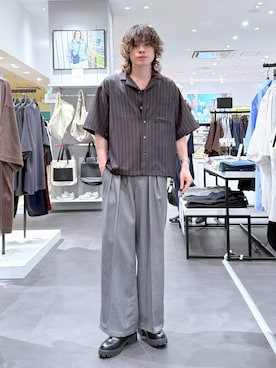 「LAKOLE（ラコレ）のストライプハンドドローシャツ / 741556（シャツ/ブラウス、ブラック系）」を使った、まとまとさん（メンズ・175cm）の夏コーディネート