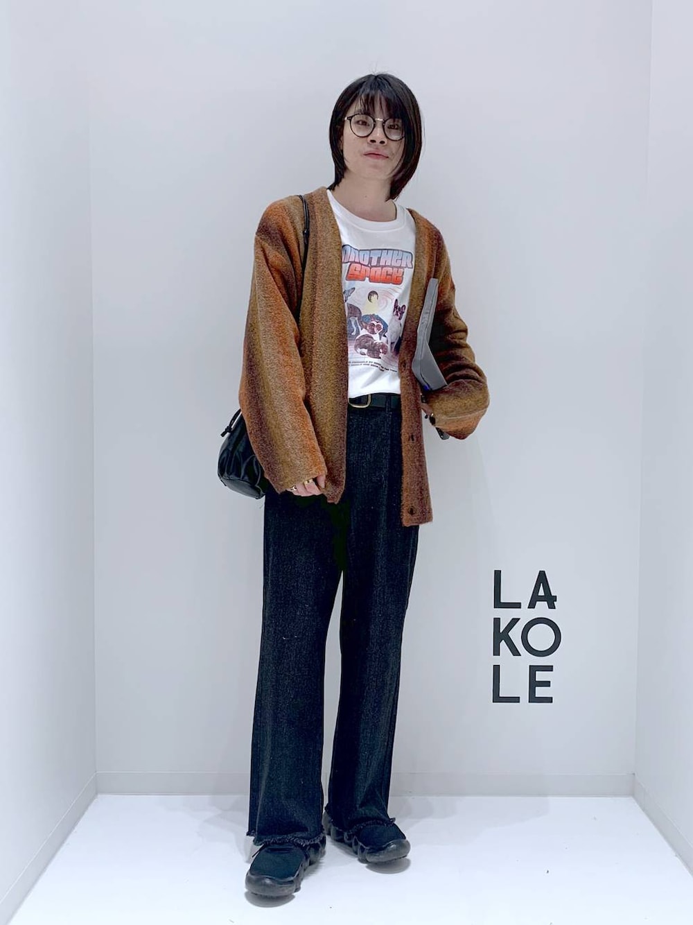 「高見え、個性派、休日コーデ、旅行、どっと変わっちゃえ、LAKOLE、秋コーデ、秋冬新作、秋服準備はじめました、プチプラ、ゆったり、モテ、きれいめ、デート/ロマンティック、ワンマイル」｜「LAKOLEの【撥水】PCケース / 105372（PC・タブレットケース、グレー系）」を使った、まとまとさん（メンズ・175cm）の秋コーディネートの1枚目の写真