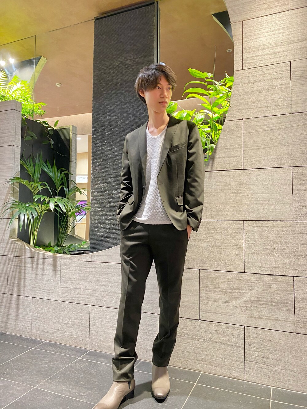 グリーン系のジャケット/アウター、ホワイト系のトップス、グリーン系のパンツを着用したメンズの秋コーディネートの1枚目の写真