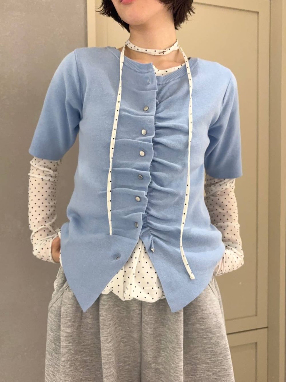 グレー系のスウェットパンツ、ブラック系のスニーカー、ホワイト系のTシャツ/カットソーを着用したレディースの春コーディネートの1枚目の写真