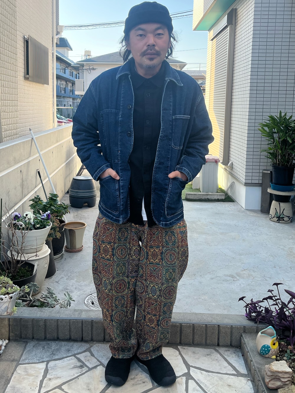 「H&Mのアイテム（シャツ/ブラウス、ブラック系）」を使った、テッチーさん（メンズ・173cm）の冬コーディネートの1枚目の写真