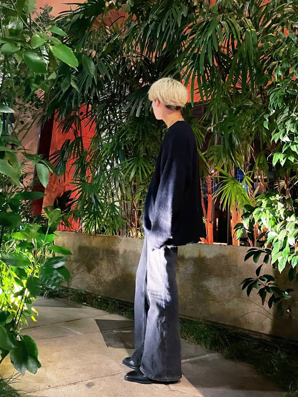 「オトナカジュアル、ブラック、フレアパンツ、オールブラック、今日のコーデ、ootd、春コーデ」｜「Levi'sのアイテム（デニムパンツ、ブラック系）」を使った、ひかるさん（メンズ・166cm）の春コーディネートの1枚目の写真