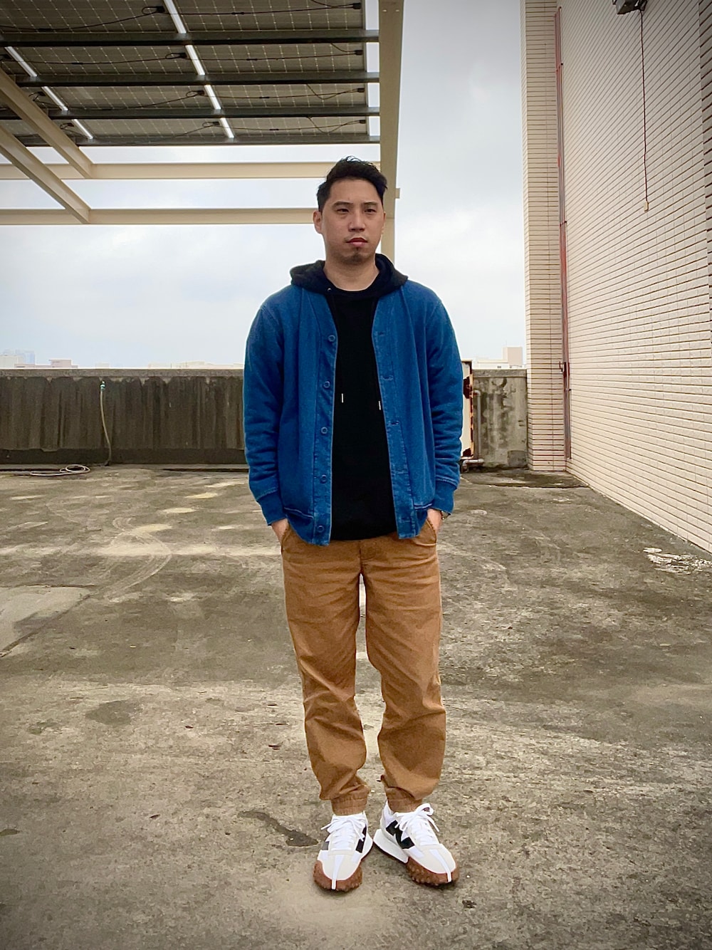 「NEW BALANCEのUXC72（スニーカー、ホワイト系）」を使った、Shawn Hoさん（メンズ・170cm）の冬コーディネートの1枚目の写真