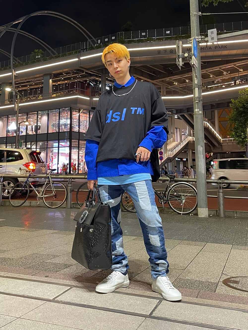 ブラック系のTシャツ/カットソー、ブラック系のトートバッグ、ブルー系のデニムパンツを着用したメンズの夏コーディネートの1枚目の写真