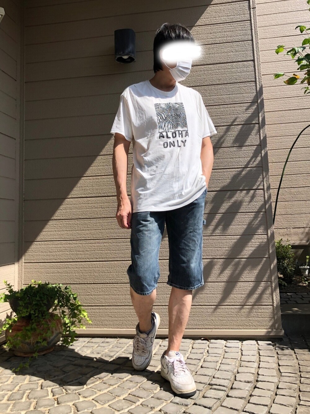 「シンプル、大人カジュアル、カジュアルコーデ、デニムパンツ、おしゃれさんと繋がりたい、白Tシャツ、ハーフパンツ、夏コーデ」｜「Hurley のアイテム（Tシャツ/カットソー、ホワイト系）」を使った、UMEさん（メンズ・178cm）の夏コーディネートの1枚目の写真