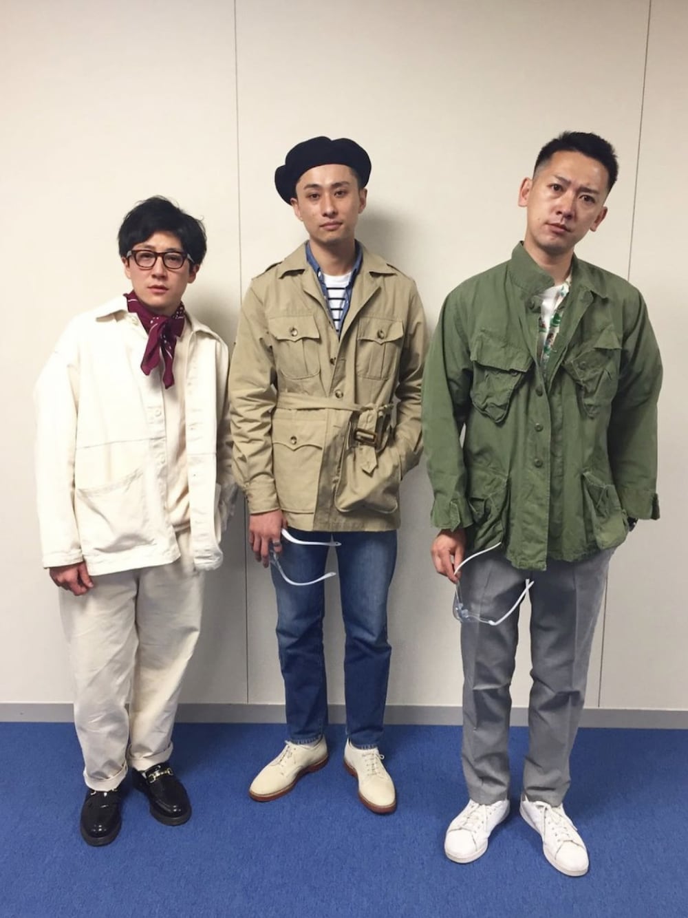 ベージュ系のその他アウター、ブルー系のデニムパンツ、ホワイト系のその他シューズを着用したメンズの秋コーディネートの1枚目の写真