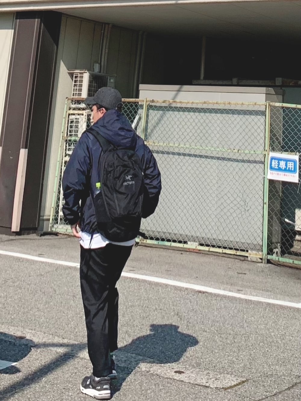 「ごきげんウィーク、スニーカー、大人カジュアル、シンプルコーデ、スラックス、ネイビー、アノラックパーカー、New Balance」｜「BEAUTY&YOUTH UNITED ARROWSのBY 2ライン ソフト パイル クウォーター ソックス（ソックス/靴下、グレー系）」を使った、kenyo37... さん（メンズ・167cm）の春コーディネートの1枚目の写真