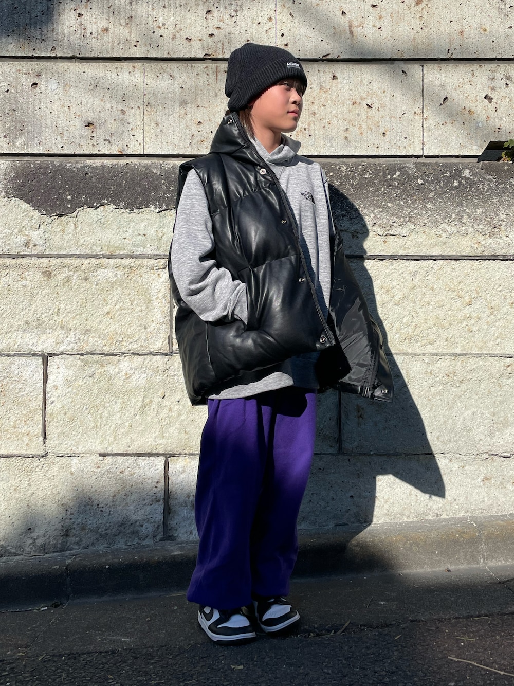 THE NORTH FACEのパーカーを使った「ダウンベスト」の人気ファッション