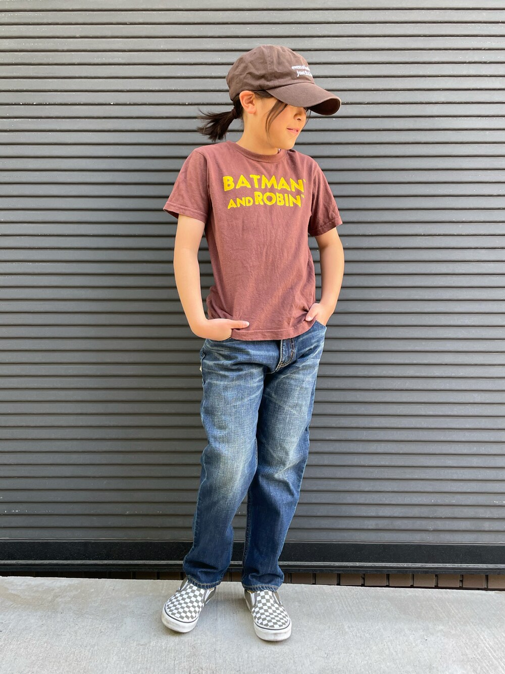 「古着MIX、スリッポン、キャップ、ロゴT、スニーカー、デニム、小学生、休日スタイル、プチプラ、ストリート、カジュアルコーデ、ロゴTシャツ」｜「BOOFOOWOOのアイテム（Tシャツ/カットソー、ブラウン系）」を使った、 Rey さん（骨格ストレート・キッズ・134cm）の春コーディネートの1枚目の写真