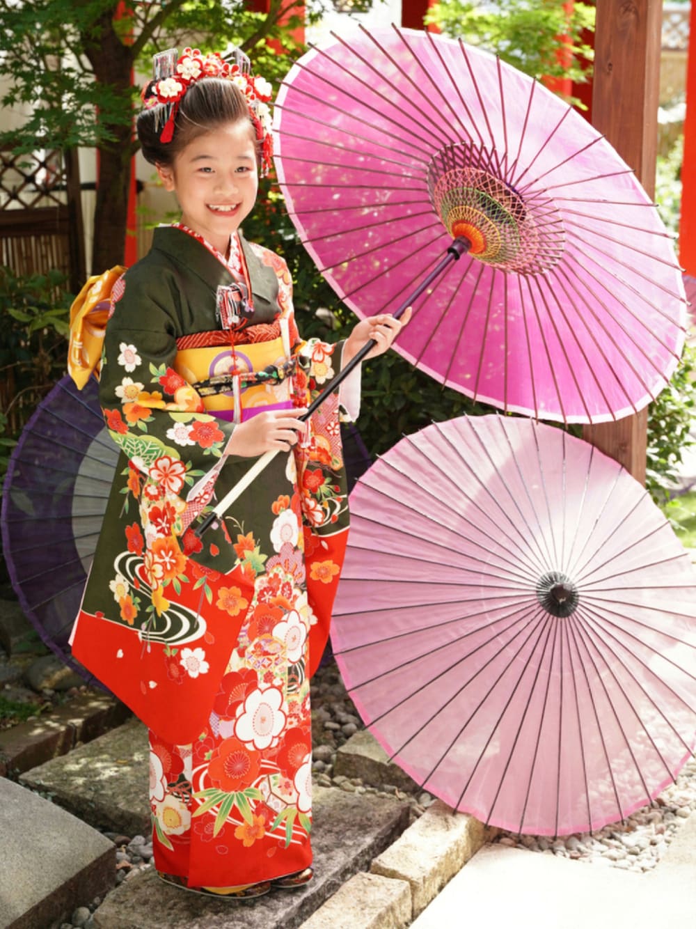 「花柄、カーキ、着物、休日スタイル、七五三、帯、七五三スタイル、秋コーデ、帯締め、梅柄、髪飾り、8歳、フォトスタジオ、日本髪、フォーマル」｜「和がままのアイテム（着物、グリーン系）」を使った、 Rey さん（キッズ・128cm）の秋コーディネートの1枚目の写真