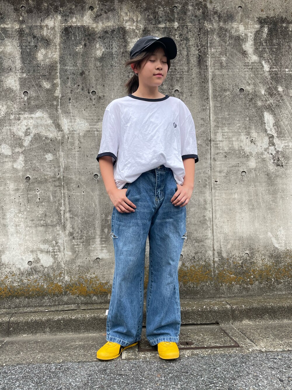 ホワイト系のTシャツ/カットソー、ブルー系のその他パンツ、イエロー系のスニーカーを着用したキッズの夏コーディネートの1枚目の写真