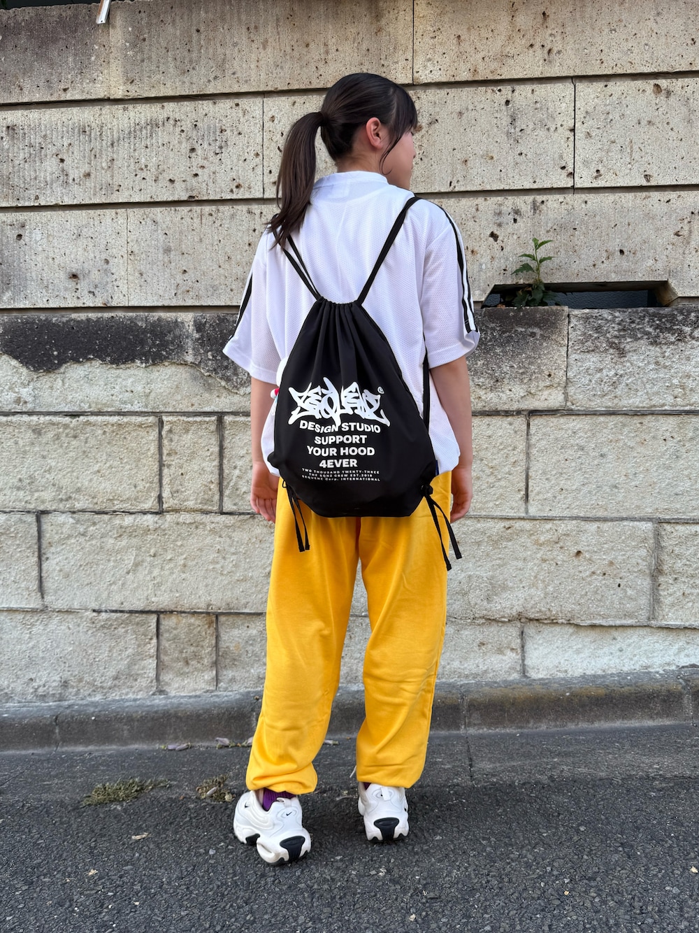 「白Tシャツ、夏コーデ、カラーコーデ、ダンスコーデ、スウェットパンツ、イエロー、ロゴT、バックパック、リュック、プチプラ、スポーツミックス、スニーカー、Tシャツ、スウェット、アウトドアスタイル」｜「NIKEのナイキ エア マックス ポータル ウィメンズシューズ / Nike Air Max Portal Women's Shoes HF3053-103 Summit White（スニーカー、ホワイト系）」を使った、 Rey さん（骨格ストレート・キッズ・150cm）の夏コーディネートの1枚目の写真