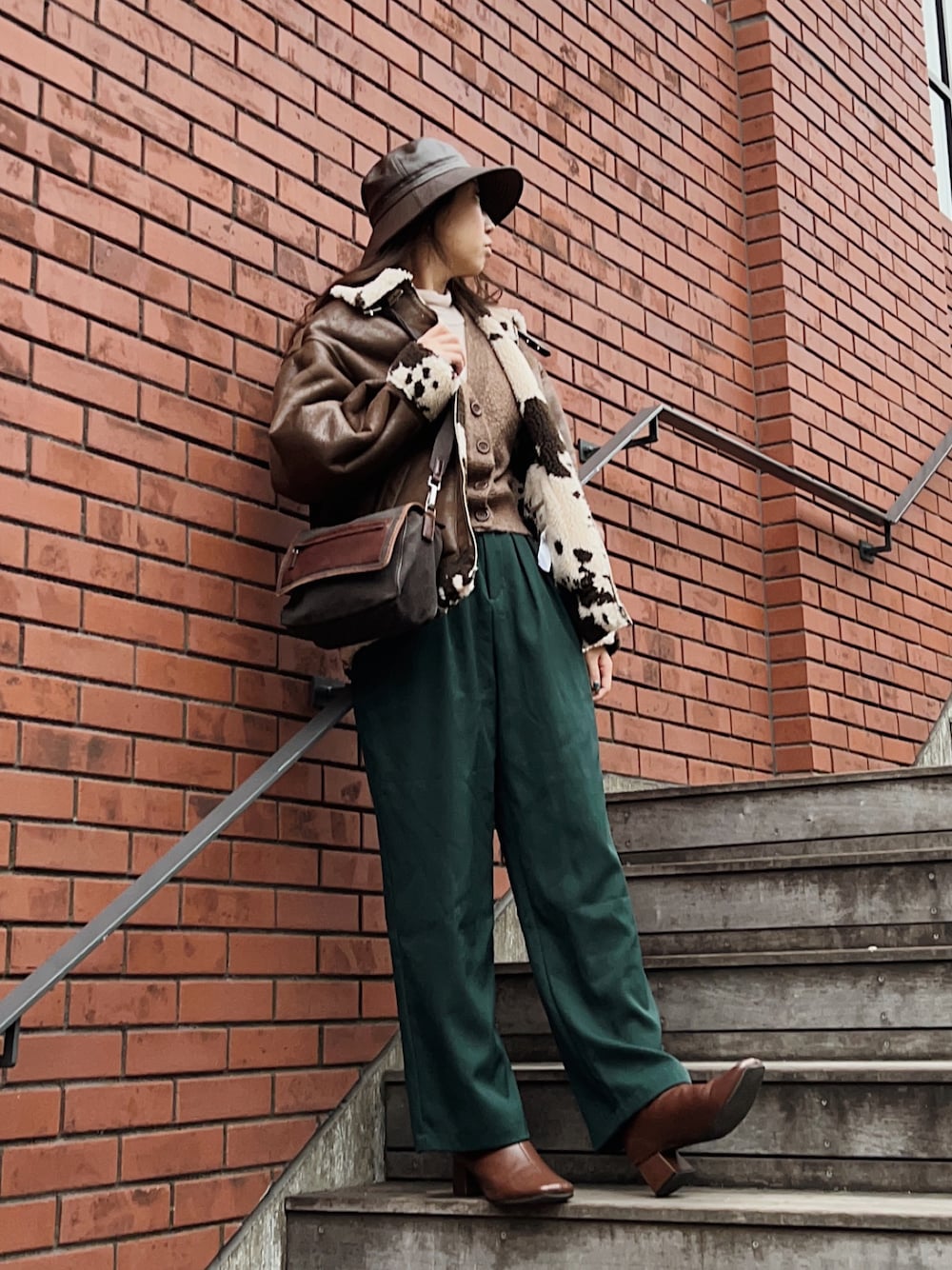 グリーン系のその他パンツ、ブラウン系のブーツ、ブラウン系のカーディガン/ボレロを着用したレディースの冬コーディネートの1枚目の写真