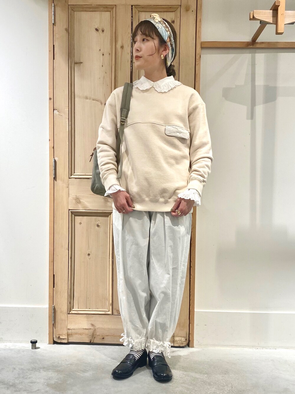 「大人カジュアル、春カラー、春服、トレーナー、オールインワン、キナリ、スウェット、スカーフ」｜「Malleの△Malle　30/8裏毛トレーナー（スウェット、ホワイト系）」を使った、Malle chambre de charmeさん（レディース・160cm）の冬コーディネートの1枚目の写真