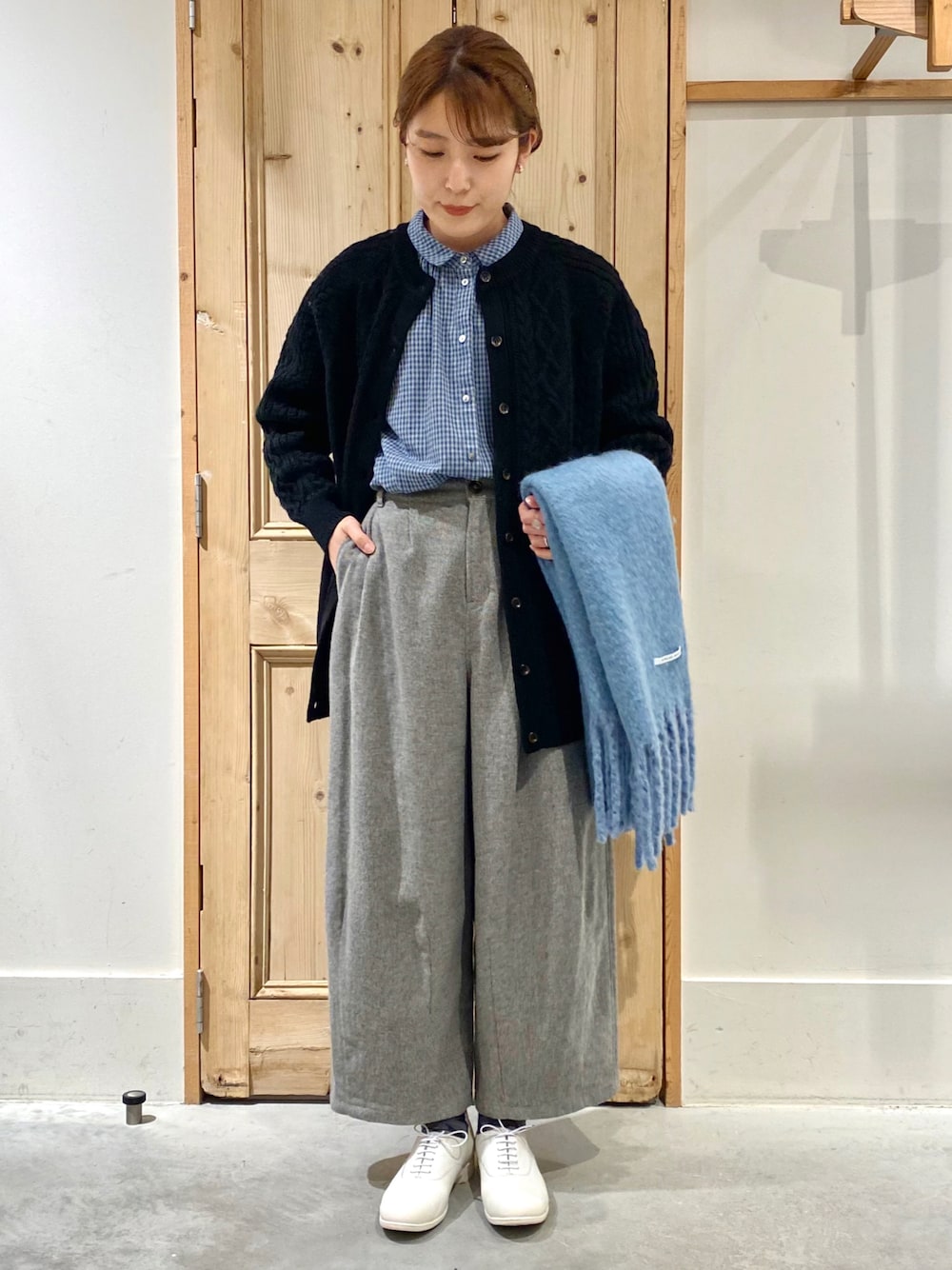 「秋コーデ、パンツスタイル、カジュアル、秋服、お出かけコーデ、イージーパンツ、ウールパンツ、ギンガムチェック、ブラウス、ケーブル編み、ケーブルカーディガン、カーディガン、マフラー」｜「chambre de charmeのcdc コットン/リネン　ギンガム　チュニックブラウス（シャツ/ブラウス、ブルー系）」を使った、Malle chambre de charmeさん（レディース・160cm）の秋コーディネートの1枚目の写真