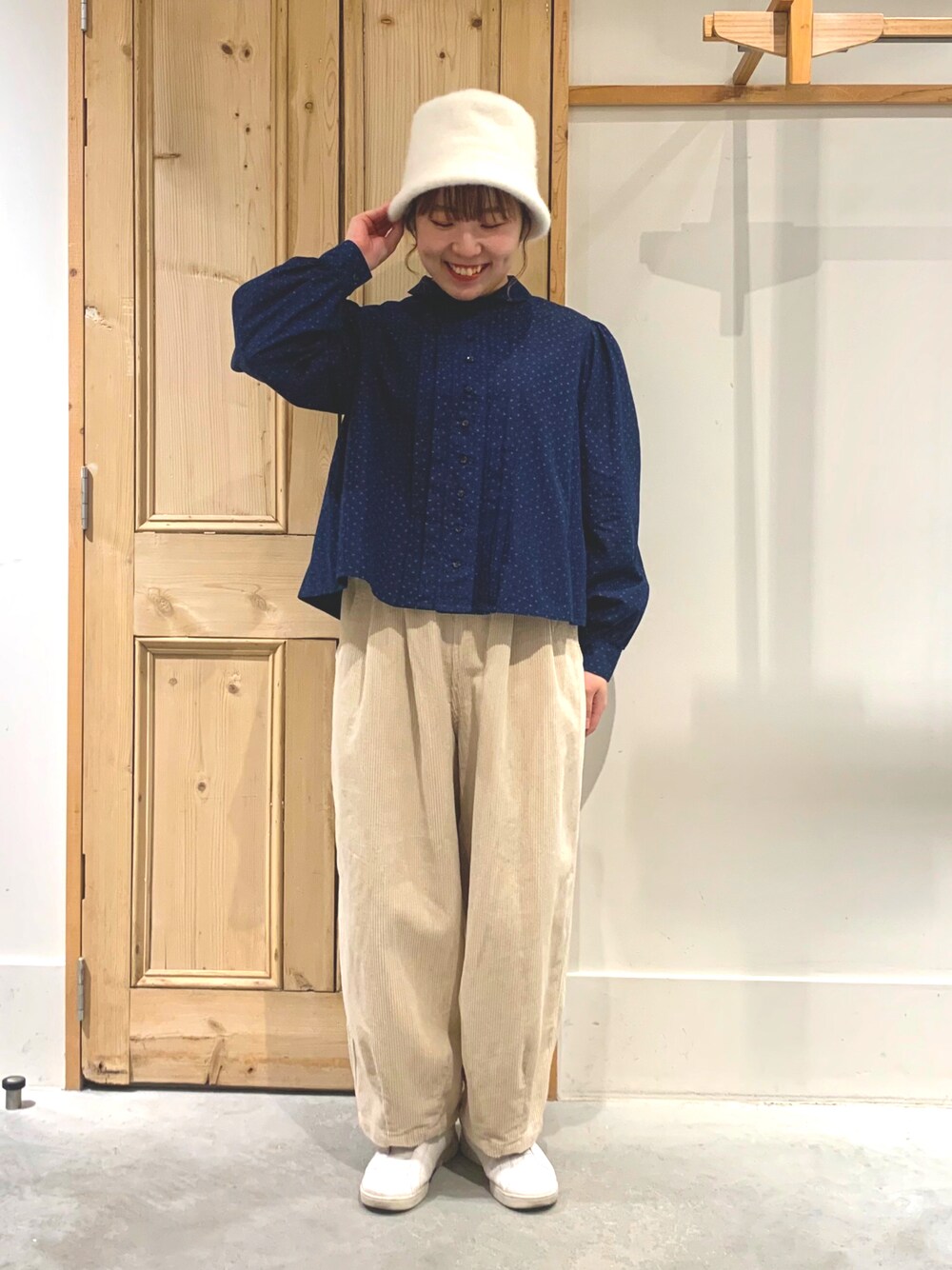 「パンツスタイル、ドットブラウス、ハット、秋冬コーデ、メンズライク、カジュアル、コーデュロイ」｜「chambre de charmeのcdc 8Wコーデュロイ タックパンツ（その他パンツ、ホワイト系）」を使った、Malle chambre de charmeさん（レディース・160cm）の秋コーディネートの1枚目の写真