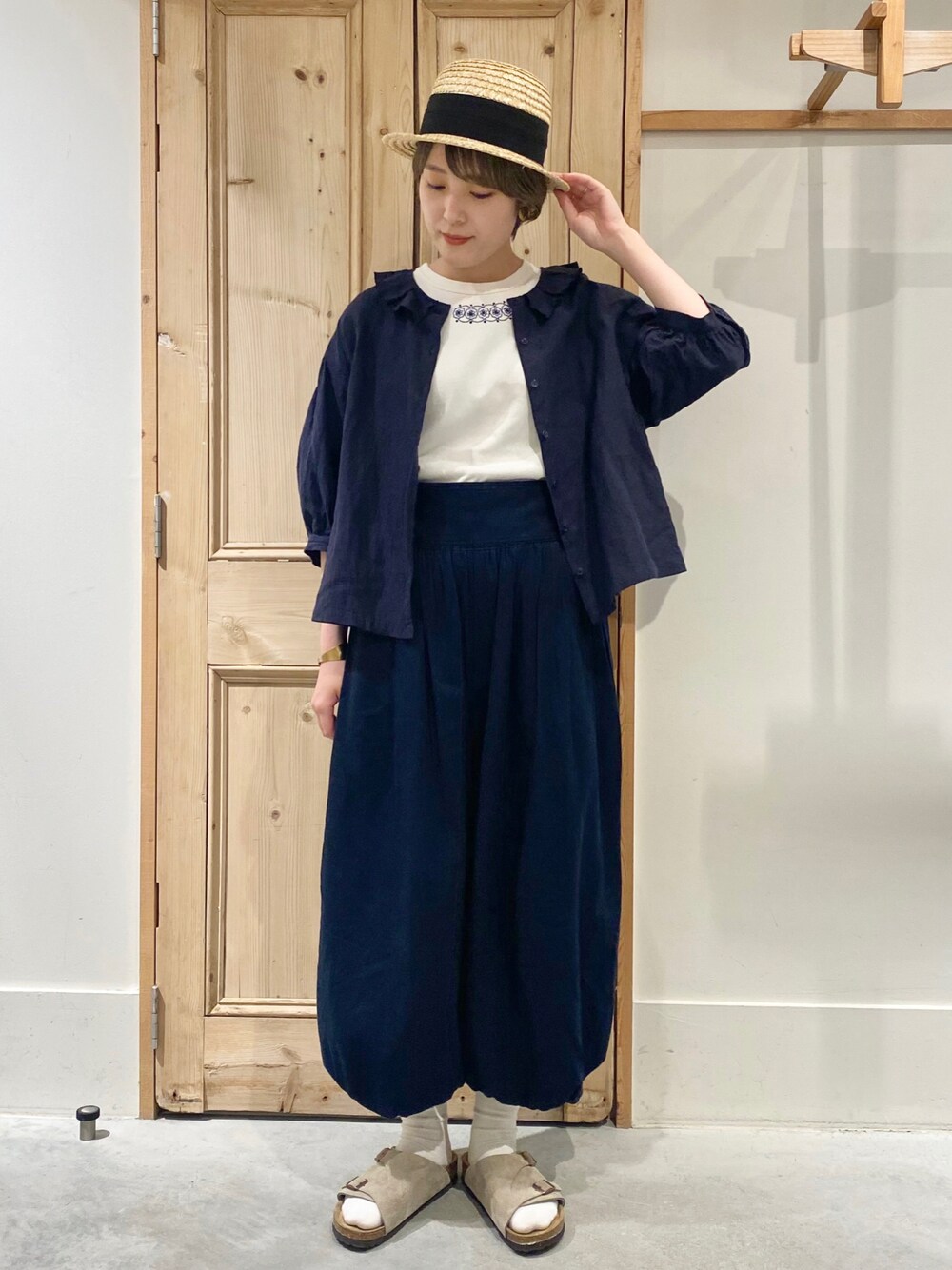 「秋のコーデ、リラックススタイル、ブラウス、バルーンパンツ、リネン、リネンシャツ、麦わら帽子、Tシャツ」｜「Malleのmalle 40/2 コーマ天竺　花刺繍 Tシャツ（Tシャツ/カットソー、ベージュ系）」を使った、Malle chambre de charmeさん（レディース・160cm）の夏コーディネートの1枚目の写真