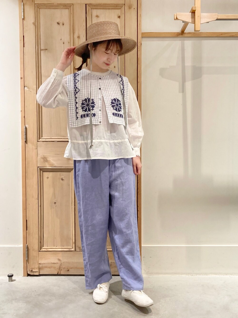 「夏コーデ、春夏コーデ、淡色コーデ、リネン、麻、つけ襟、パープル、クロスステッチ、刺繍、むぎわら帽子」｜「Malleのmalle クロスステッチ刺繍　付け衿（付け襟、その他）」を使った、Malle chambre de charmeさん（レディース・162cm）の春コーディネートの1枚目の写真