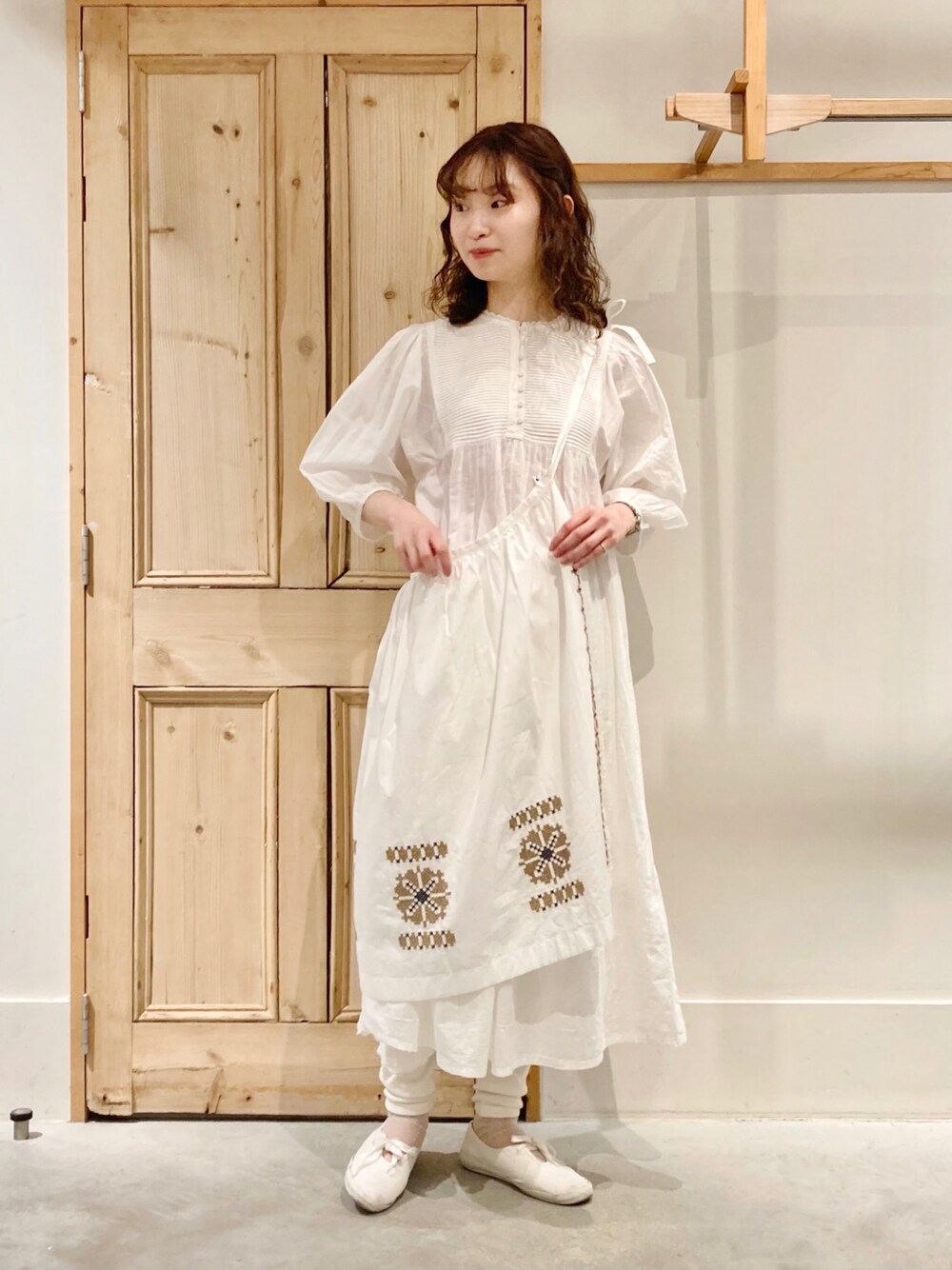 「春服、エプロン、ワンピース、白、刺繍、ホワイトコーデ」｜「Malleのmalle クロスステッチ刺繍　エプロン（エプロン、ホワイト系）」を使った、Malle chambre de charmeさん（レディース・162cm）の春コーディネートの1枚目の写真