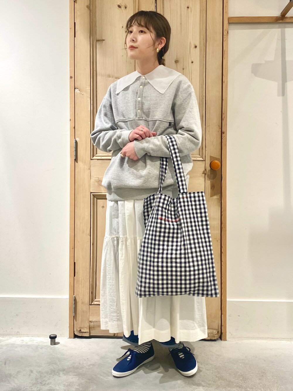 「シンプル、レイヤードスタイル、スウェット、ビッグカラー、トートバッグ、ギンガムチェック、ティアードスカート、スニーカー、グレー」｜「Malleのmalle 30/8裏毛　トレーナー（スウェット、グレー系）」を使った、Malle chambre de charmeさん（レディース・160cm）の冬コーディネートの1枚目の写真