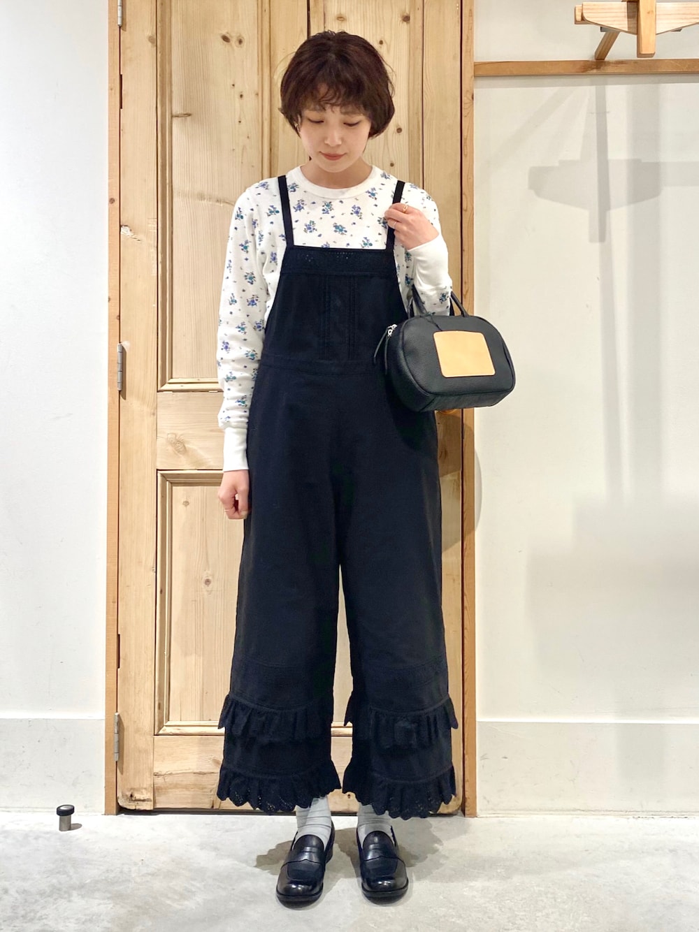 「花柄、サロペット、ローファー、オトナカジュアル、シンプルスタイル」｜「Malleのアイテム（ローファー、ブラック系）」を使った、Malle chambre de charmeさん（レディース・160cm）の秋コーディネートの1枚目の写真