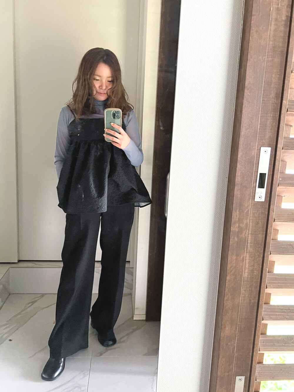 「お出かけコーデ、春、キレイめカジュアル、着回しコーデ、大人女子、プチプラコーデ、30代コーデ、ママコーデ、ブラックコーデ、シースルー、ブルー×ブラック、パンツスタイル、デートコーデ」｜「select MOCAのハイウエストワイドパンツ（スラックス、ブラック系）」を使った、eriさん（レディース・158cm）の春コーディネートの1枚目の写真