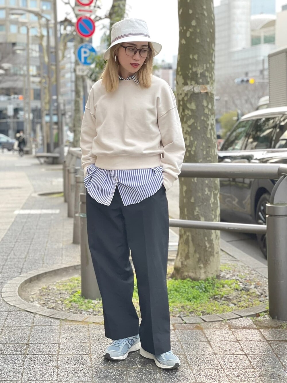 「オトナカジュアル、休日スタイル、ベージュ、ootd、シャツスタイル、春先取り、ホワイト、バケットハット、プレッピー、arth、override 」｜「古着のアイテム（スラックス、ブラック系）」を使った、rninarniさん（レディース・155cm）の冬コーディネートの1枚目の写真