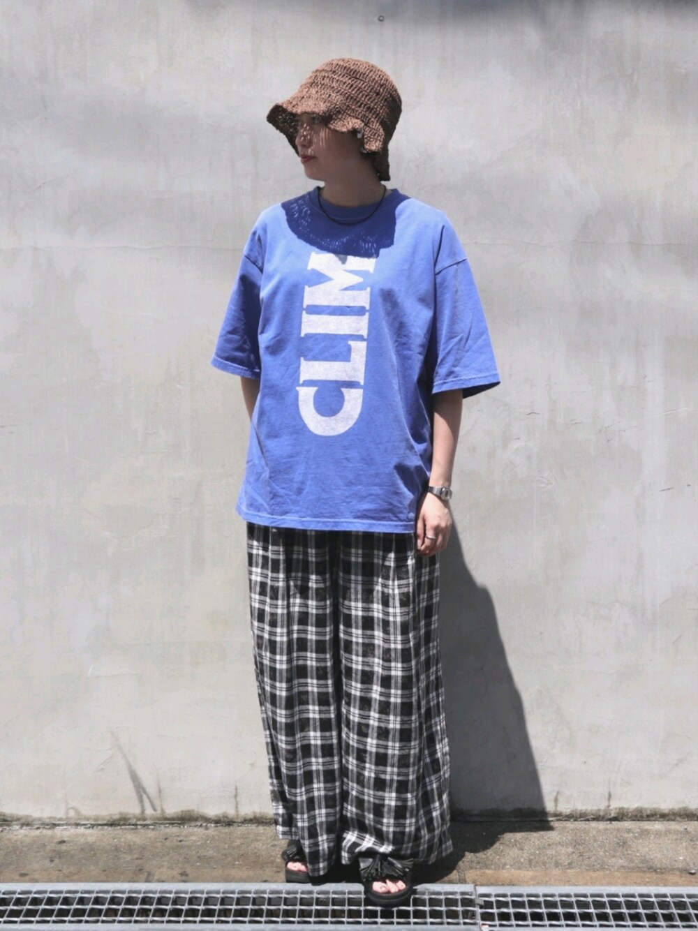 ブルー系のTシャツ/カットソー、ブラック系のサンダル、シルバー系のデジタル腕時計を着用したレディースの夏コーディネートの1枚目の写真