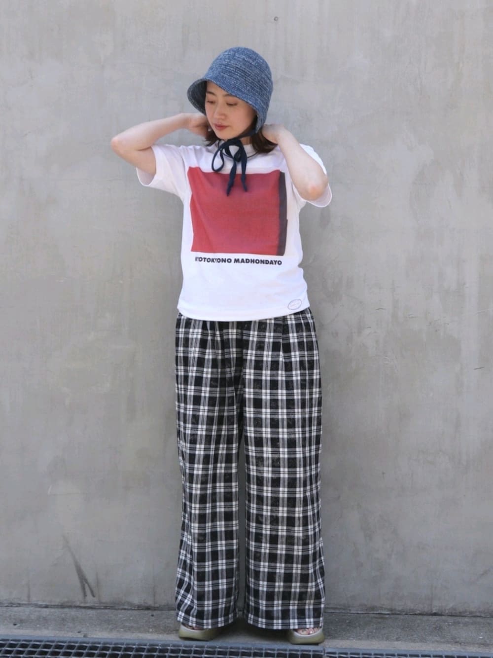 ホワイト系のTシャツ/カットソー、ホワイト系のサンダル、ブルー系のハットを着用したレディースの春コーディネートの1枚目の写真