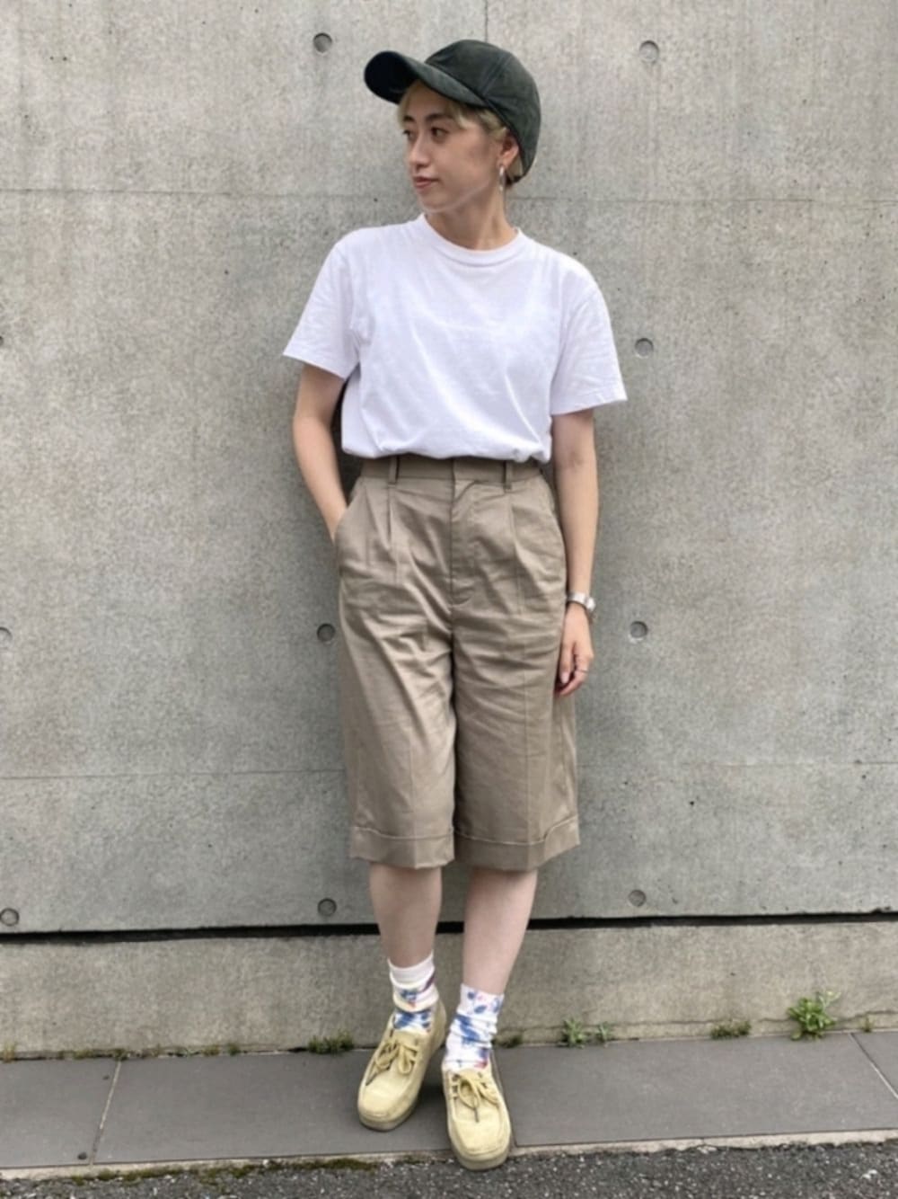 ベージュ系のその他シューズ、グリーン系のその他パンツ、グリーン系のキャップを着用したレディースの夏コーディネートの1枚目の写真