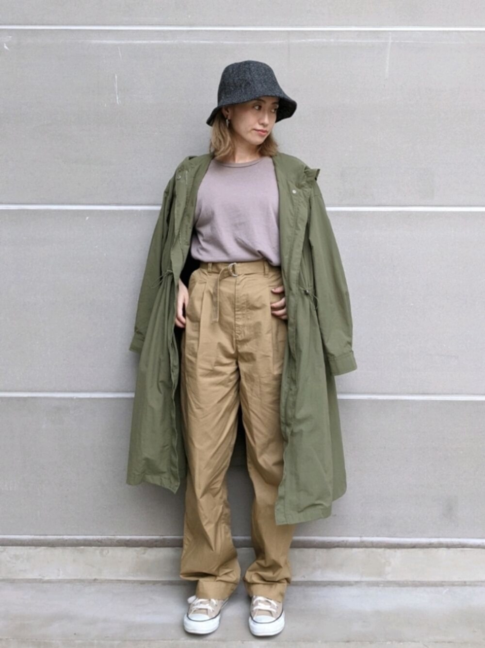 「パンツスタイル、カジュアルコーデ、秋服、秋のコーデ、低身長、カーキ、override 、チューリップハット、アウトドアスタイル、オトナカジュアル」｜「UNIQLOのコットンツイルタックベルテッドパンツ（その他パンツ、ブラウン系）」を使った、rninarniさん（レディース・155cm）の秋コーディネートの1枚目の写真