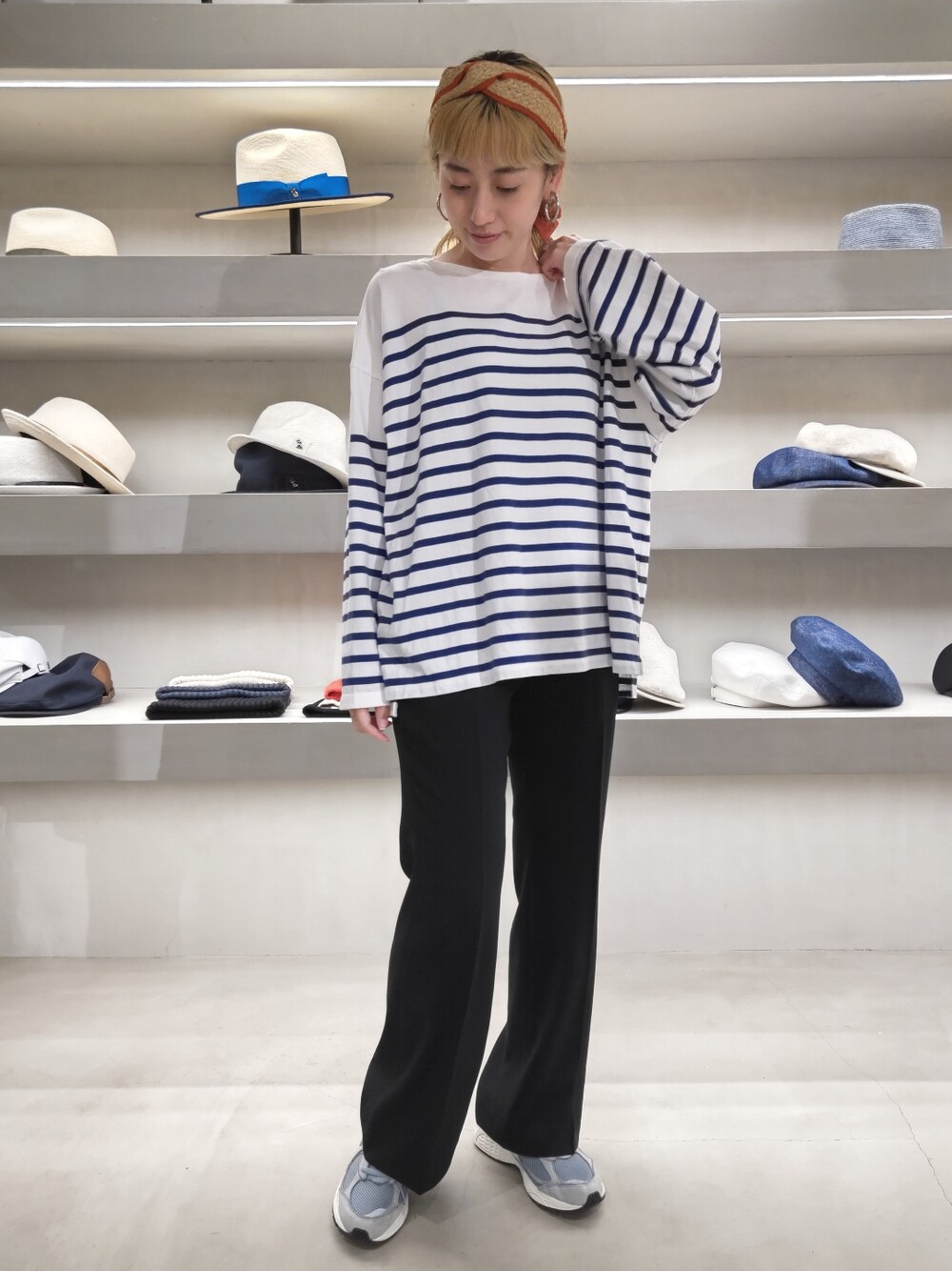 ブラック系のその他パンツ、グレー系のスニーカー、ブルー系のTシャツ/カットソーを着用したレディースの夏コーディネートの1枚目の写真