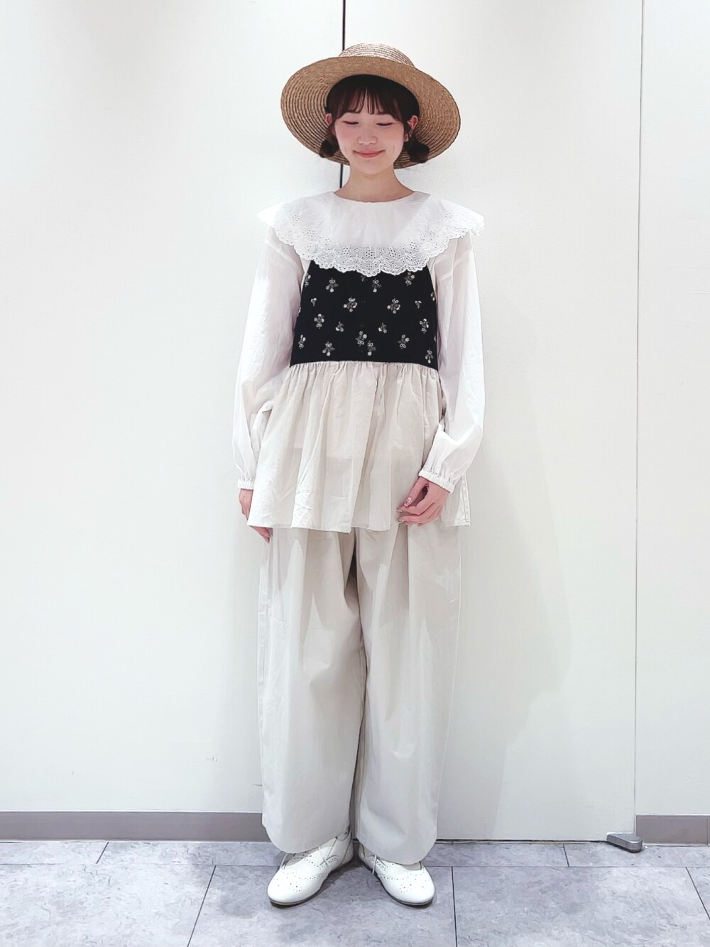 「Samansa Mos2、SM2、ブラウス、ビッグカラー、キャミソール、ビスチェ、バイカラー、花柄、刺繍、コクーンパンツ、カンカン帽、レースアップシューズ、モノトーンコーデ、ナチュラル、春コーデ」｜「Samansa Mos2のバイカラー花刺繍ビスチェ（シャツ/ブラウス、ブラック系）」を使った、かえでさん（レディース・156cm）の春コーディネートの1枚目の写真