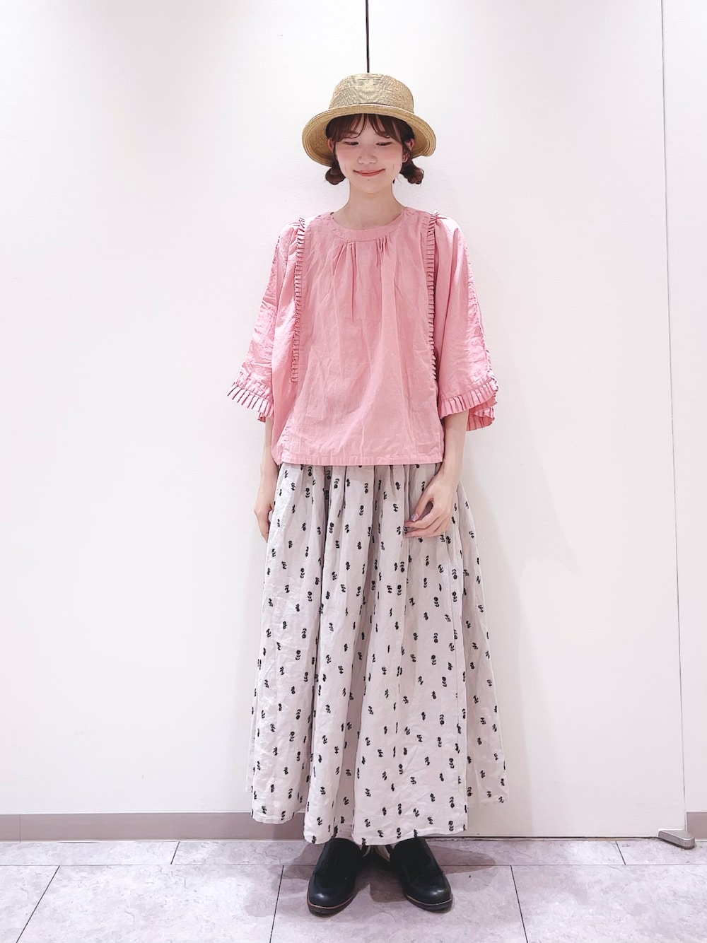 「TSUHARU by Samansa Mos2、Samansa Mos2、ブラウス、ショート丈トップス、プリーツ、ピンク、スカート、刺繍、花柄、麦わら帽子、タッセル、サンダル、ナチュラル、ガーリー、夏コーデ」｜「Samansa Mos2の【吸水速乾/消臭効果】ブレードハット（ハット、ベージュ系）」を使った、かえでさん（レディース・156cm）の春コーディネートの1枚目の写真