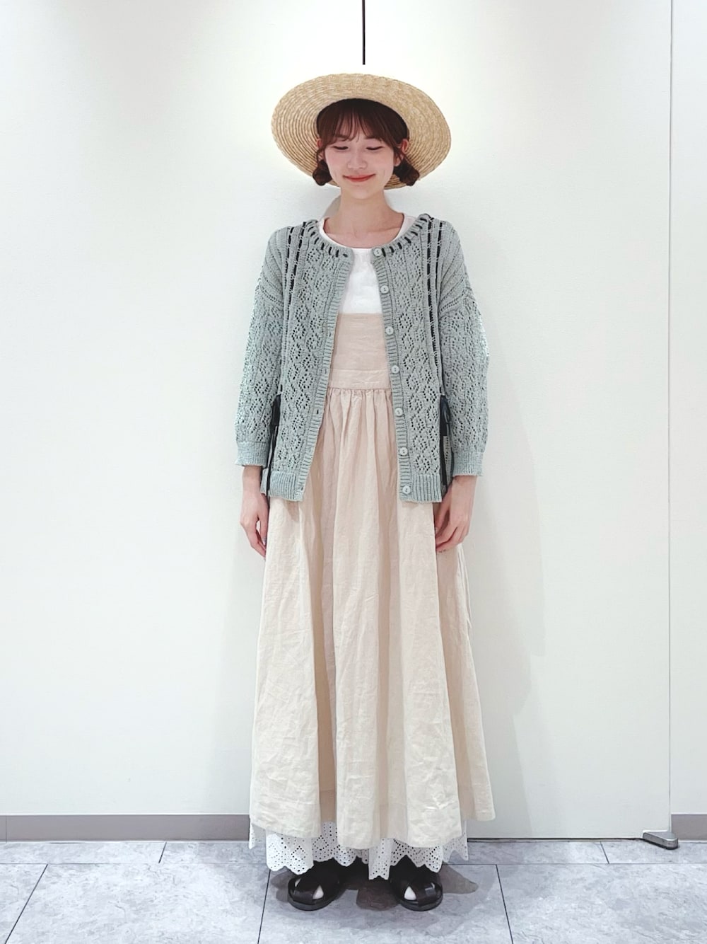 「Samansa Mos2、サマンサ モスモス(Samansa Mos2)、カーディガン、グリーン、リボン、ジャンパースカート、リネン、カンカン帽、レースパンツ、ペチパンツ、ナチュラル、ガーリー、夏コーデ」｜「Samansa Mos2の透かし編み前後2WAYリボンニット（カーディガン/ボレロ、グリーン系）」を使った、かえでさん（レディース・156cm）の春コーディネートの1枚目の写真