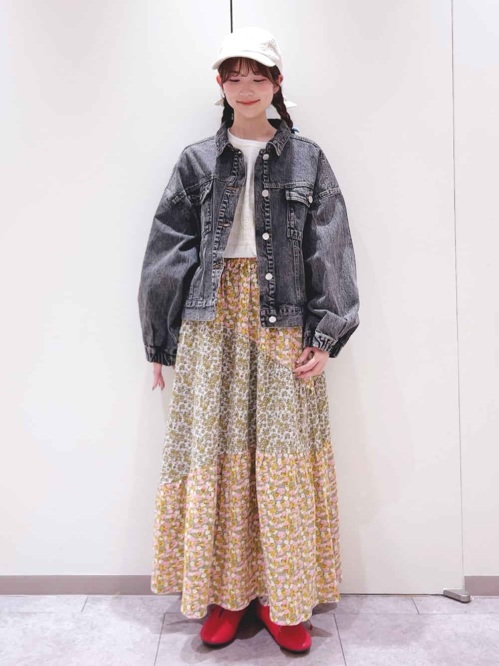 「Samansa Mos2、SM2、デニム、デニムジャケット、ロンT、花柄、スカート、パッチワーク、キャップ、デニムコーデ、カジュアル、ガーリー、春コーデ」｜「Samansa Mos2のケミカルウォッシュデニムGジャン（ノーカラージャケット、ブラック系）」を使った、かえでさん（レディース・156cm）の春コーディネートの1枚目の写真