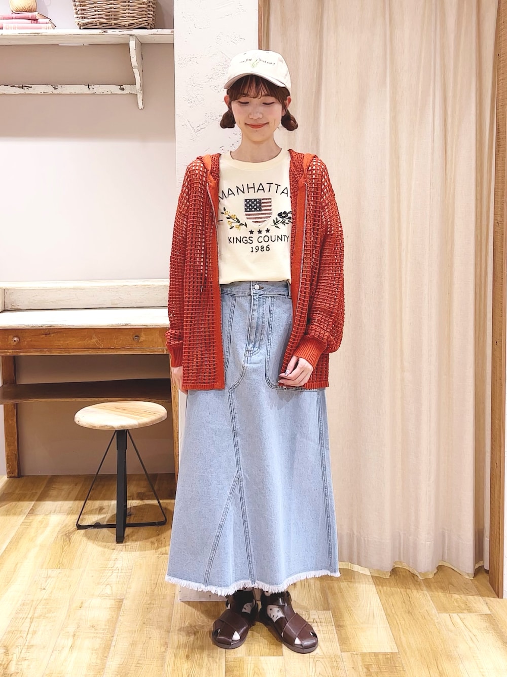 「SM2、エスエムツー、Samansa Mos2、サマンサ モスモス(Samansa Mos2)、Tシャツ、刺繍、デニムスカート、キャップ、カーディガン、透かし編みニット、サンダル、カジュアル、夏コーデ」｜「SM2のメッシュニットジップパーカー（カーディガン/ボレロ、レッド系）」を使った、かえでさん（レディース・156cm）の春コーディネートの1枚目の写真