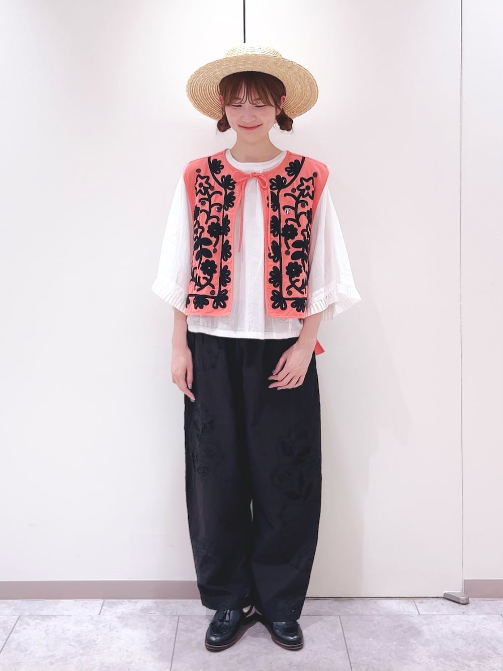 「TSUHARU by Samansa Mos2、Samansa Mos2、ベスト、コード刺繍、スパンコール、オレンジ、ブラウス、レースパンツ、カンカン帽、タッセルローファー、サンダル、ナチュラル、パンツスタイル、夏コーデ」｜「TSUHARU by Samansa Mos2のコード刺繍スパンコールベスト（ベスト、レッド系）」を使った、かえでさん（レディース・156cm）の夏コーディネートの1枚目の写真