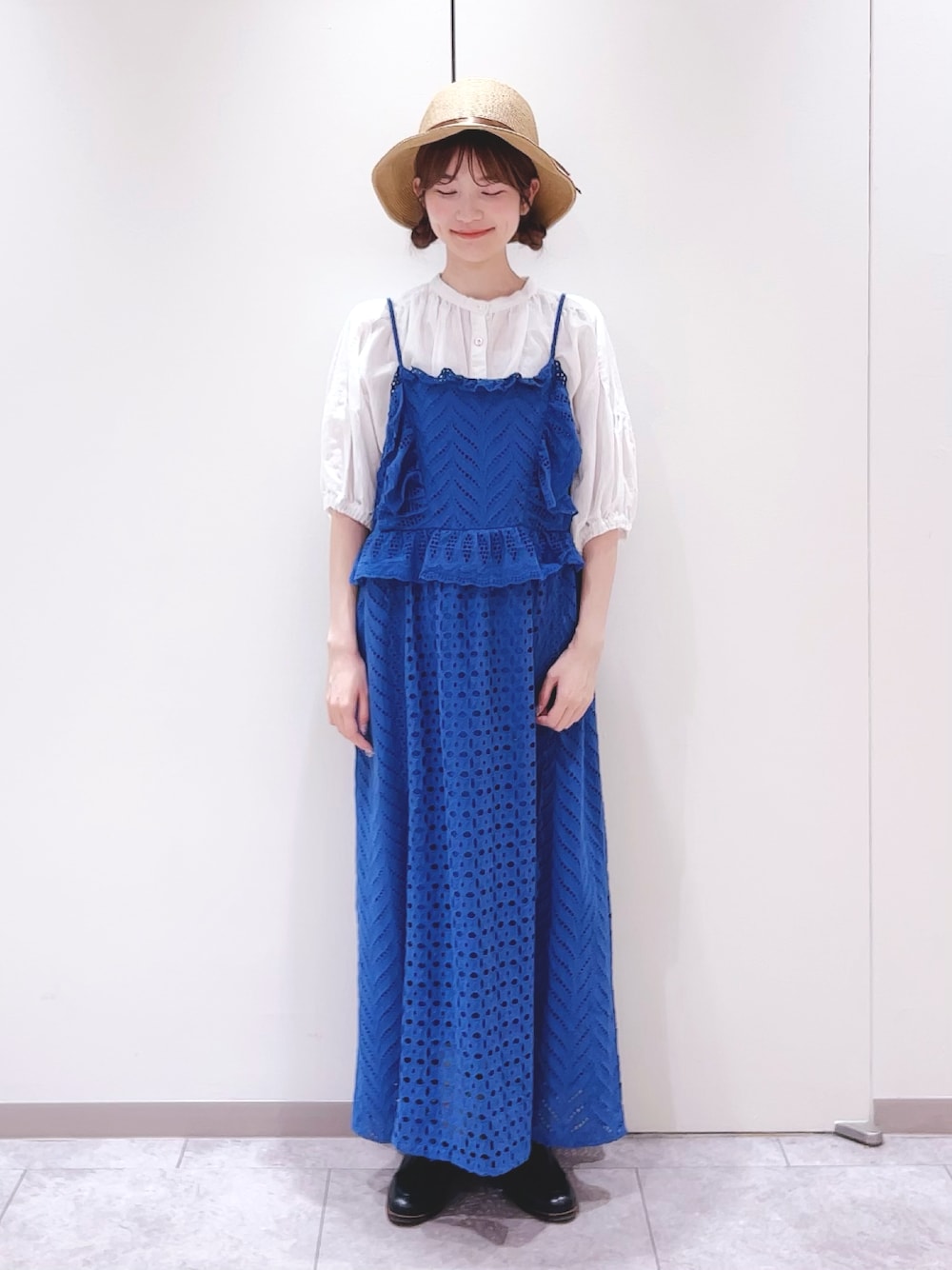 「TSUHARU by Samansa Mos2、Samansa Mos2、キャミワンピ、レース、ブラウス、ブルー、麦わら帽子、タッセルローファー、サンダル、ナチュラル、ガーリー、夏コーデ」｜「TSUHARU by Samansa Mos2の【WEB限定 Sサイズ】オーバーレースキャミワンピース（ワンピース、ブルー系）」を使った、かえでさん（レディース・156cm）の春コーディネートの1枚目の写真