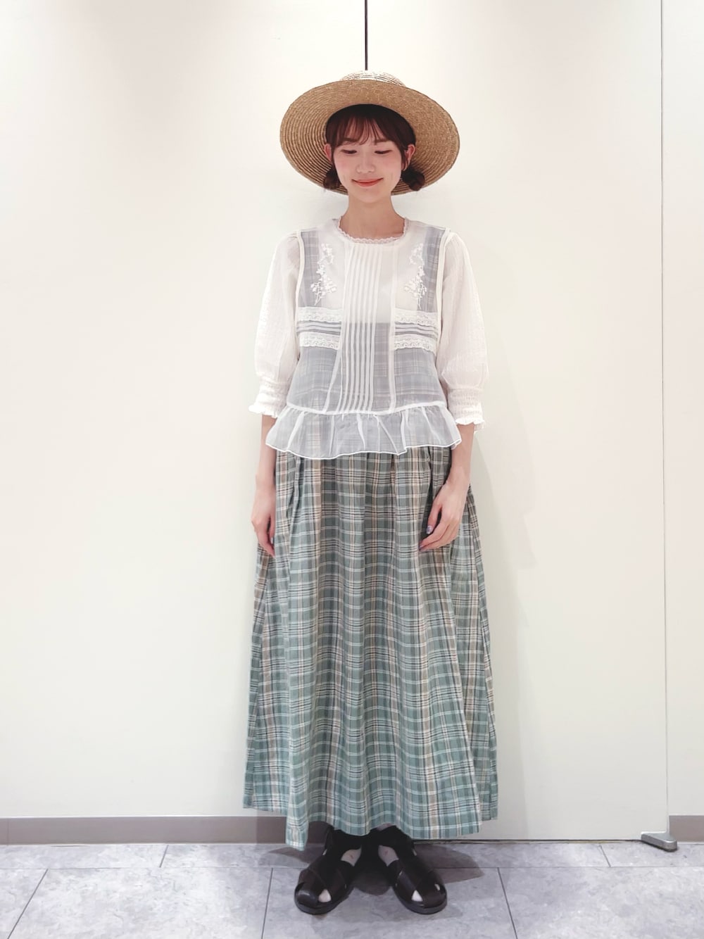 「Samansa Mos2、パフスリーブ、ベスト、オーガンジー、刺繍、ジャンパースカート、リネン、チェック、グリーン、カンカン帽、サンダル、ナチュラル、ガーリー、夏コーデ」｜「Samansa Mos2のオーガンジー刺繍ベスト（ベスト、ホワイト系）」を使った、かえでさん（レディース・156cm）の春コーディネートの1枚目の写真