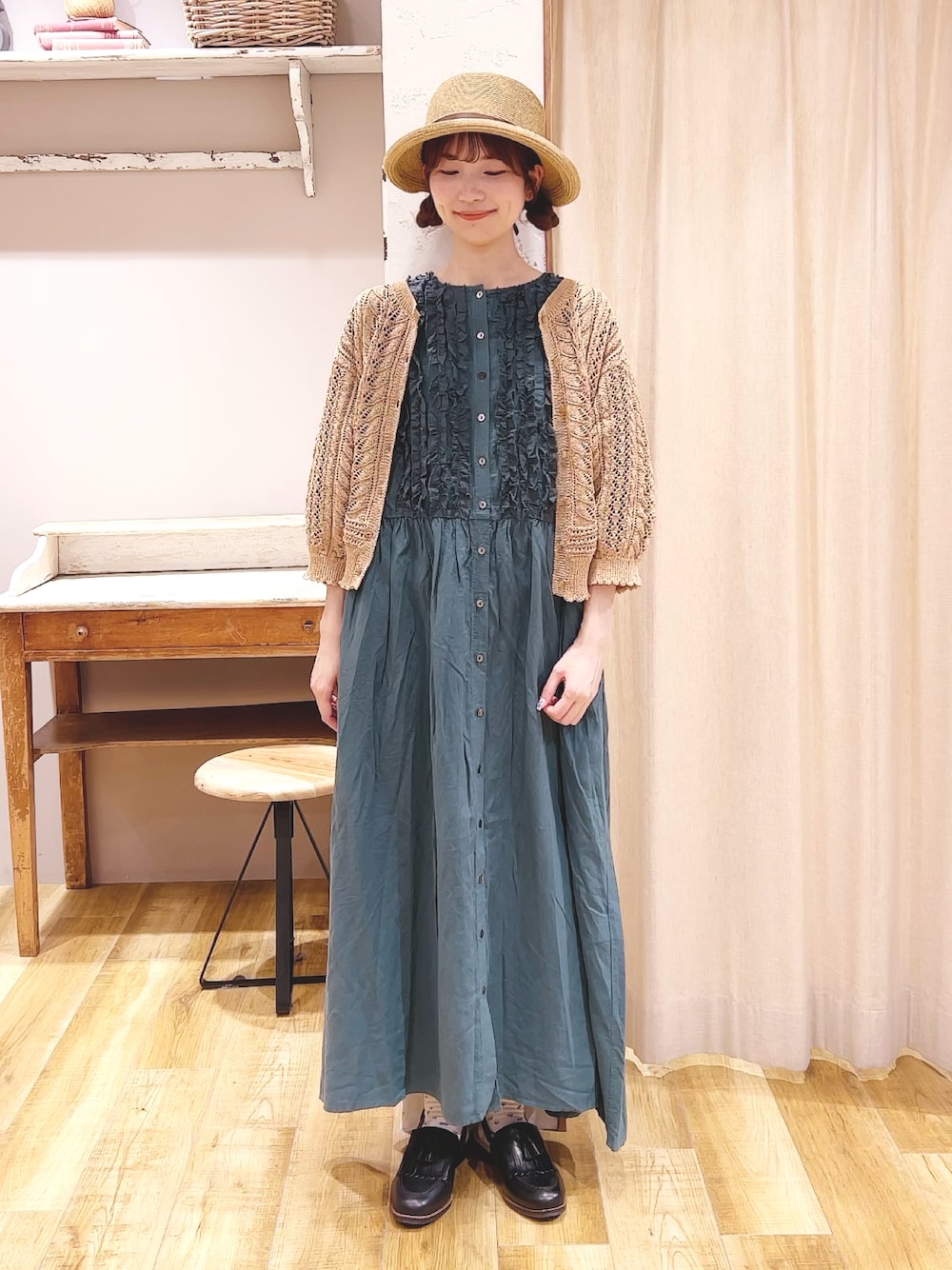 「TSUHARU by Samansa Mos2、Samansa Mos2、サマンサ モスモス(Samansa Mos2)、ワンピース、グリーン、カーディガン、和紙ニット、ショート丈トップス、麦わら帽子、サンダル、タッセル、ナチュラル、夏コーデ」｜「TSUHARU by Samansa Mos2のアイテム（ワンピース/ドレス、グリーン系）」を使った、かえでさん（レディース・156cm）の夏コーディネートの1枚目の写真